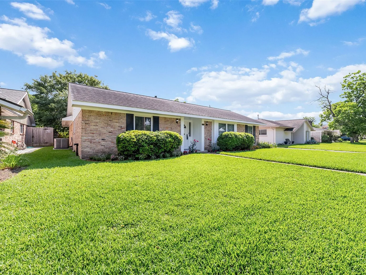 3 bed, 2.5 bath, 2105 sqft, $3,190 — Photo 3