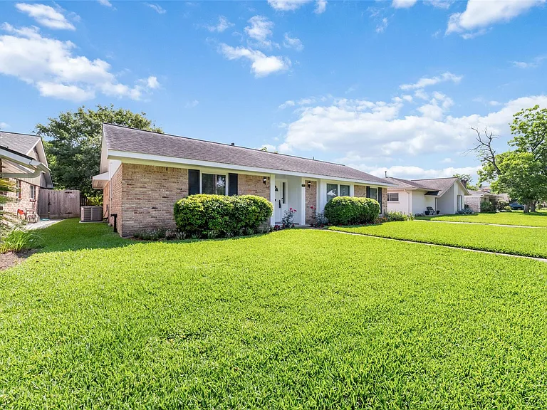 5731 Cheltenham Dr — Photo 3