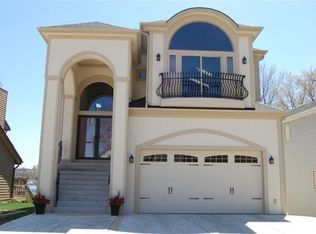 N29W27521 Peninsula Dr, Pewaukee, WI 53072