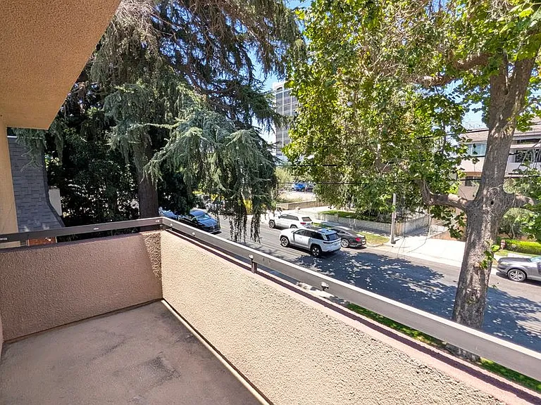 Dickens Garden Apartments — Photo 32