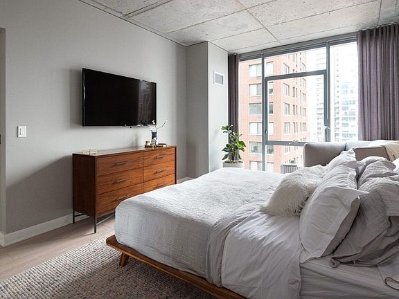 3rd image of 215 W Illinois St #807