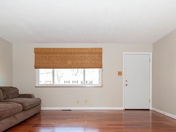3rd image of 620 Lilac Dr
