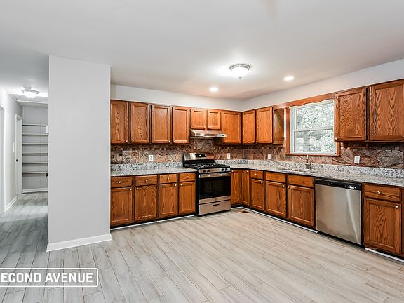 2nd image of 1221 Maggie Ln SE