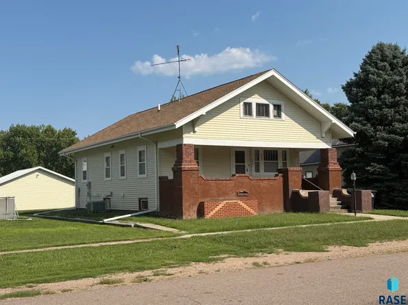 306 S High St, Menno, SD 57045