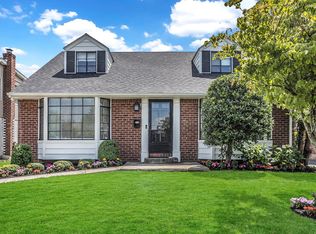 15 Greentree Rd, Mineola, NY 11501