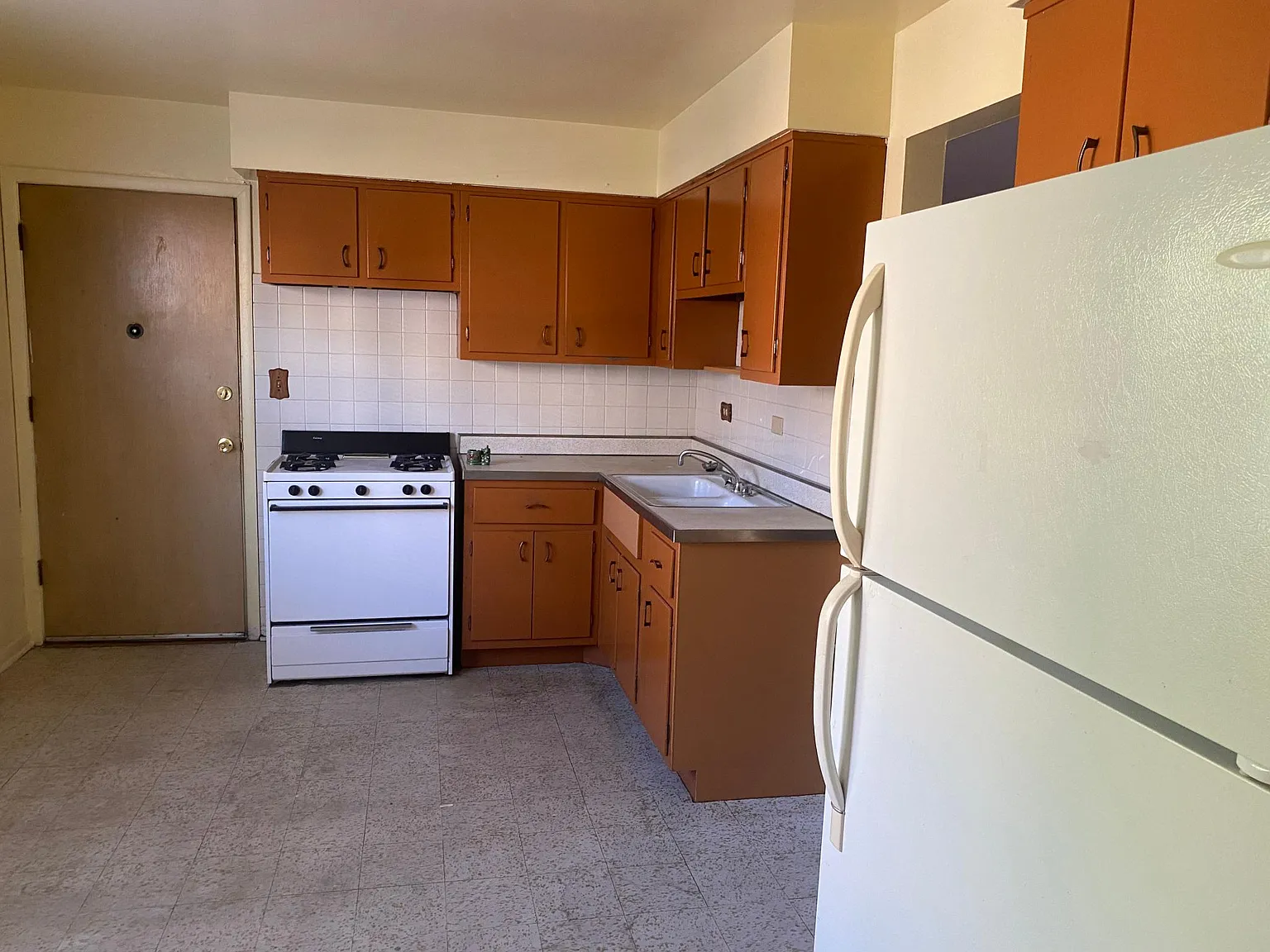 2626 W Greenleaf Avenue — Photo 2