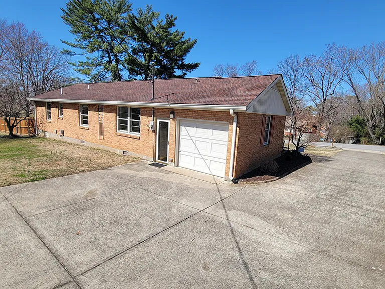 2401 Ridgeland Dr — Photo 15
