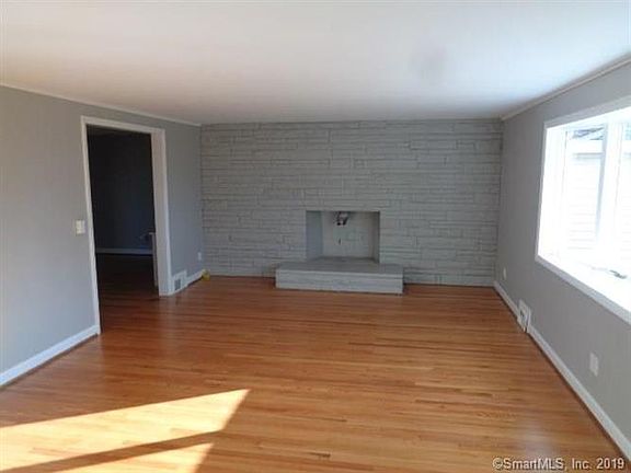 5th image of 21 Ledgewood Dr
