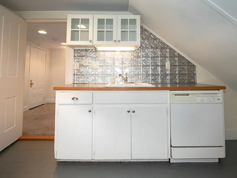 163 Central — Photo 3