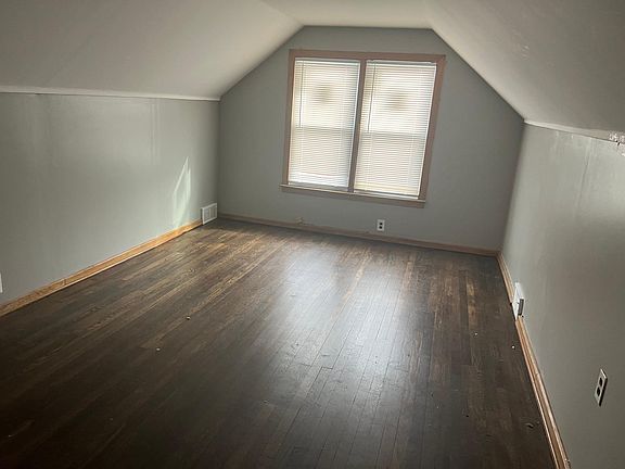 5th image of 1594 Moran Ave