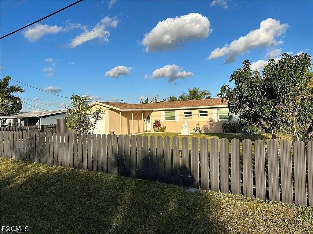 3 bed, 2.0 bath, 1048 sqft, $2,500 — Photo 2