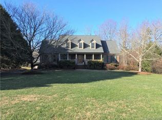 1137 Walnut Acres Dr, Hickory, NC 28602