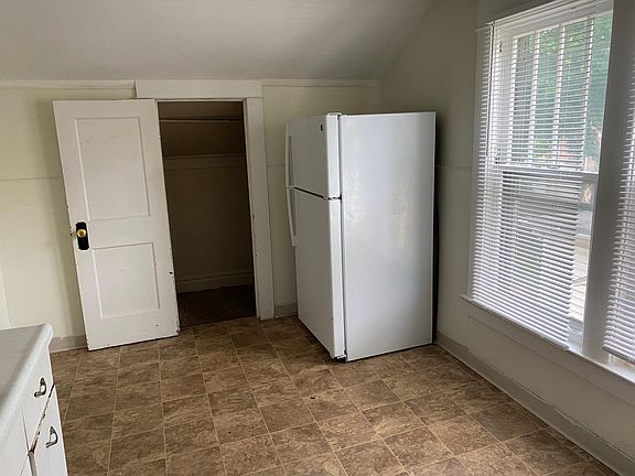 4th image of 1824.5 Coleman Ave