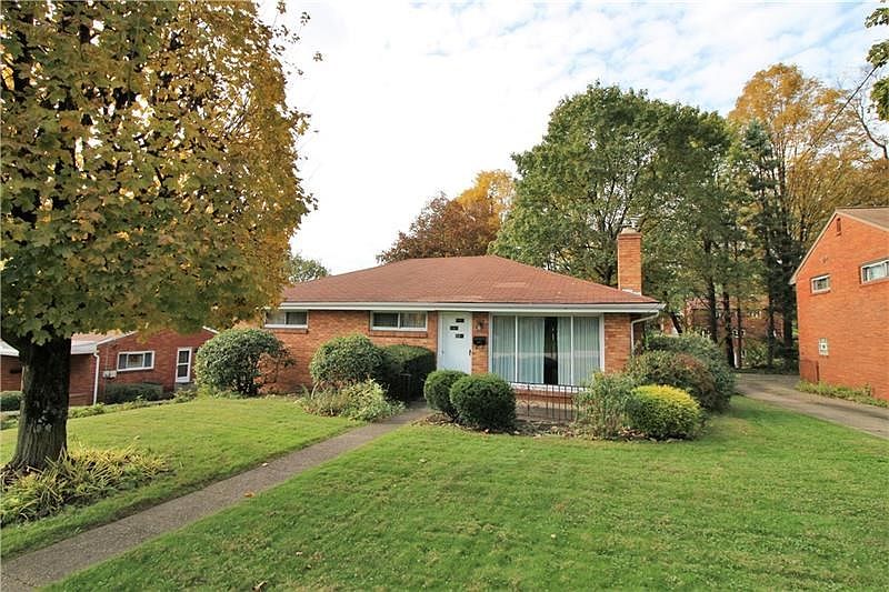 Welcome to ranch-style living at 1361 Foxboro!