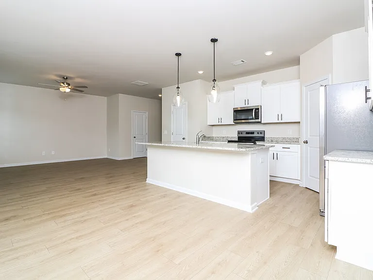 643 Mackenzie Cv — Photo 9