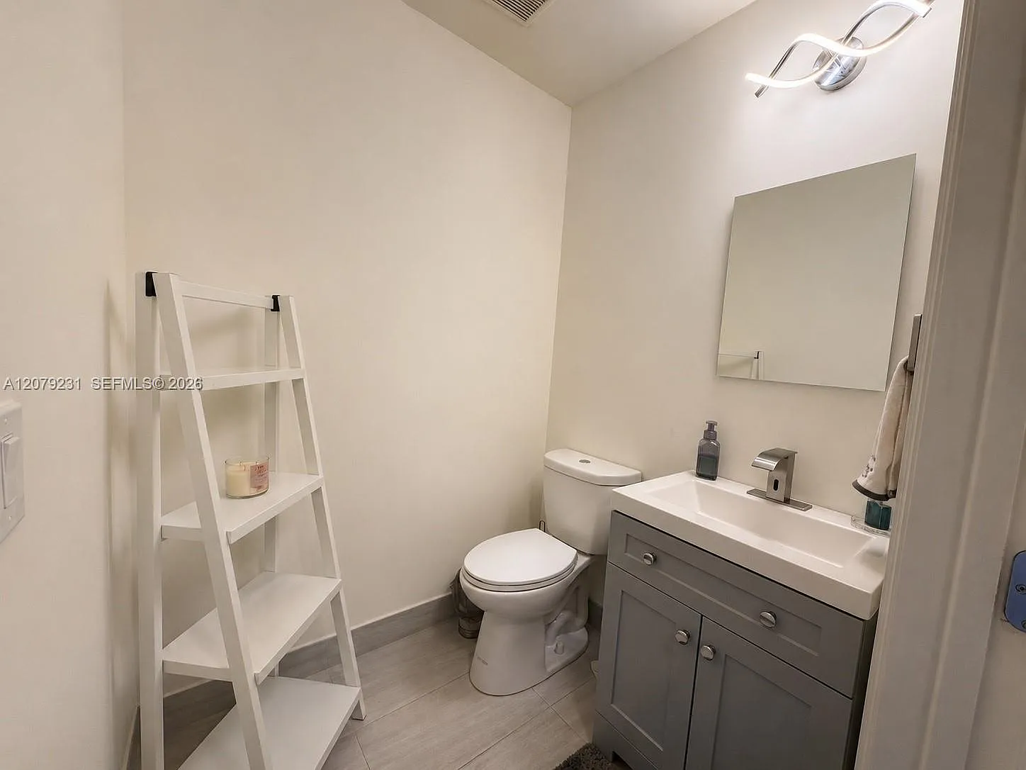 4 bed, 1906 sqft, $3,200 — Photo 2