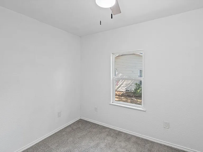 2515 Yeager St — Photo 5