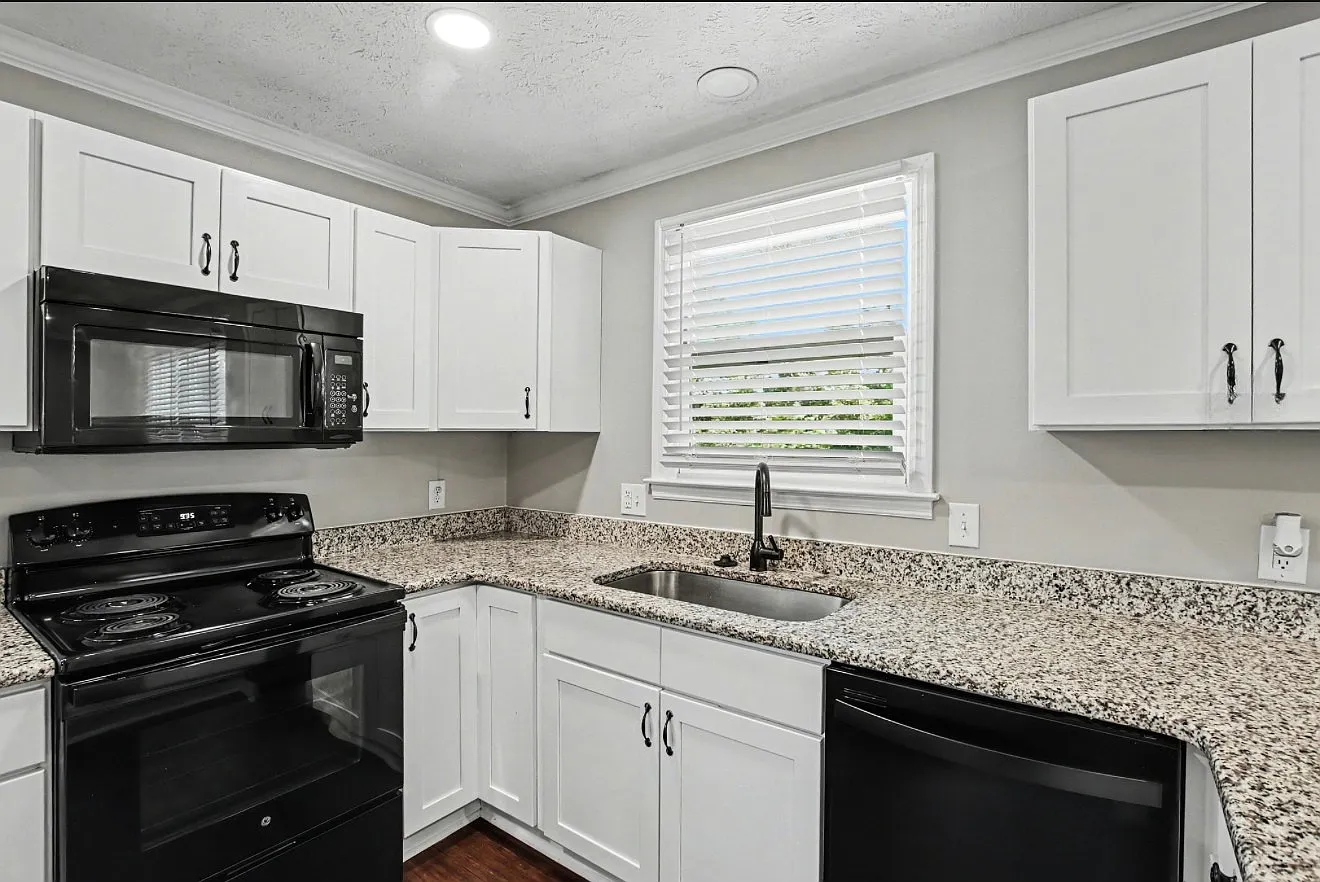 3 bed, 1.5 bath, 1300 sqft, $2,100 — Photo 4