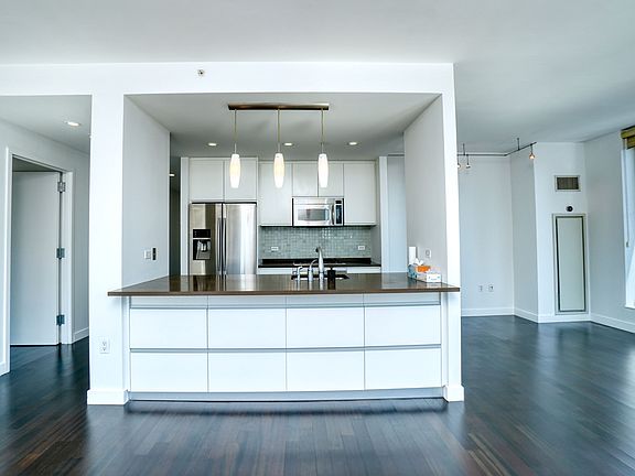 5th image of 306 Gold St APT 28C