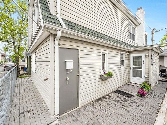 3rd image of 18 Edgewater #A