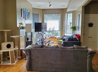 920 W Roscoe St APT 1, Chicago, IL 60657