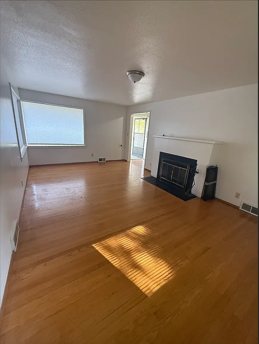 3 bed, $2,995 — Photo 3