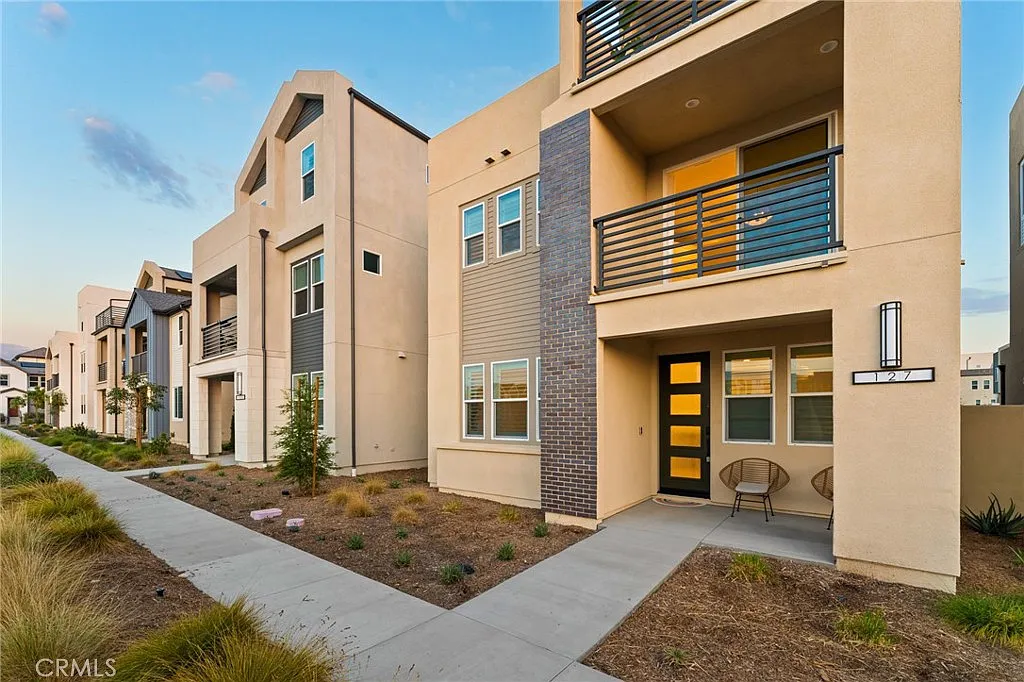 4 bed, 2.5 bath, 2344 sqft, $6,800 — Photo 2