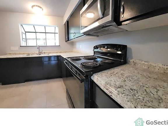 4th image of 1810 Westbluff Dr