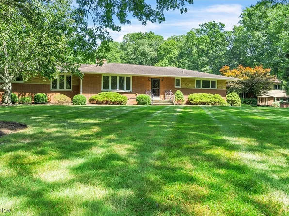 8001 Robin Ln, Brecksville, OH 44141