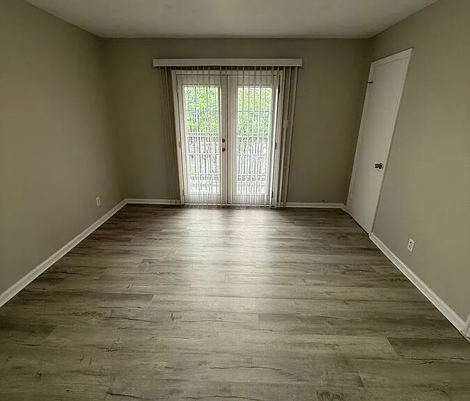 2021 Cambridge Dr #9 — Photo 3