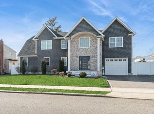 645 N Indiana Ave, Lindenhurst, NY 11757