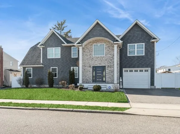 645 N Indiana Avenue, Lindenhurst, NY 11757