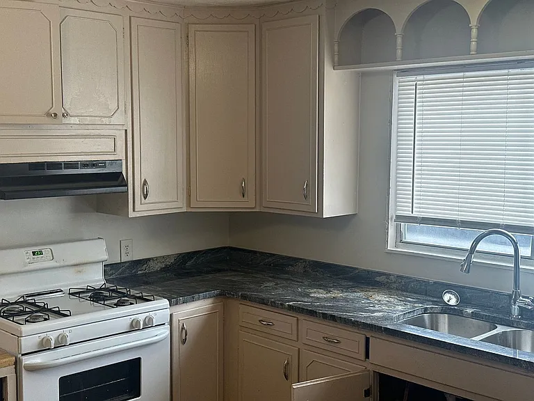 1421 W Huntsville Ave — Photo 6