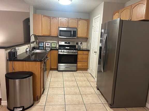 5th image of 966 Saint Clair St