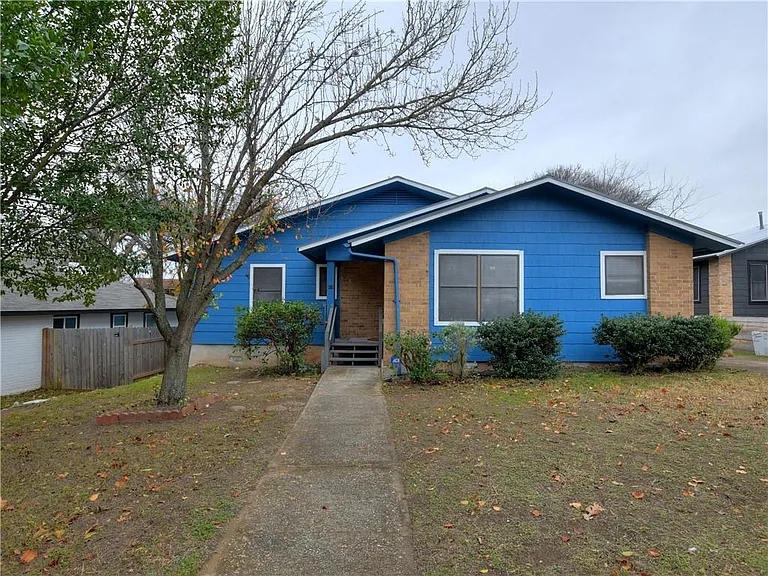 904 Walter St — Photo 1