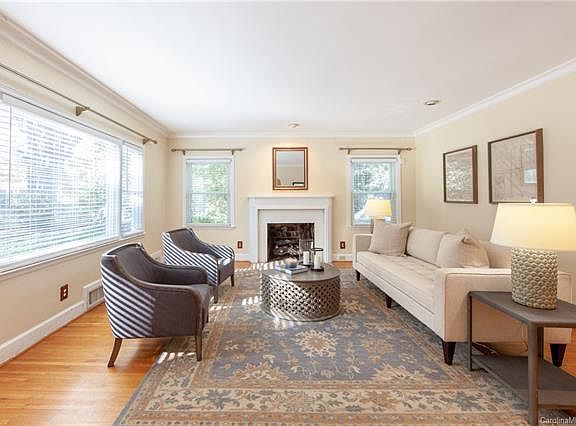 4th image of 2541 Country Club Ln