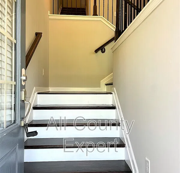 912 Rose Way — Photo 3