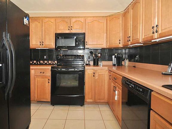 3rd image of 87 Ashburton Dr