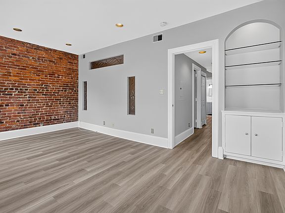 3rd image of 705 8th St SE APT 400