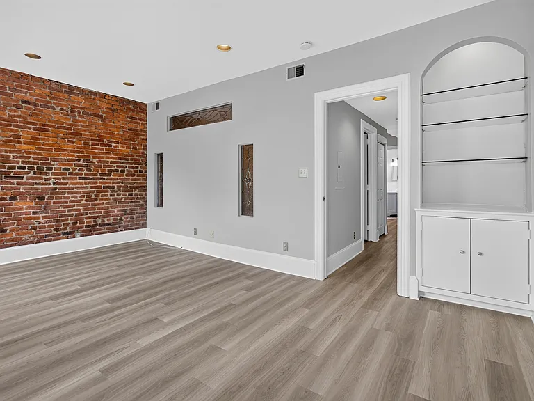 705 8th St SE #400 — Photo 3