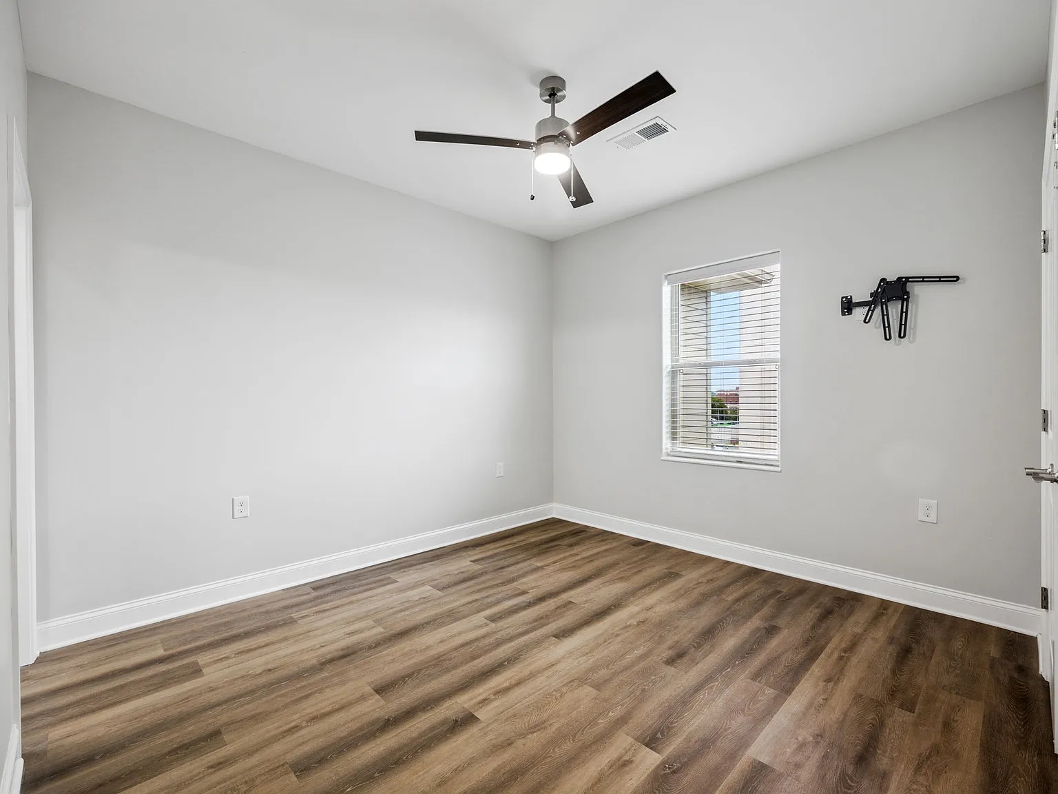 4 bed, $725 — Photo 2