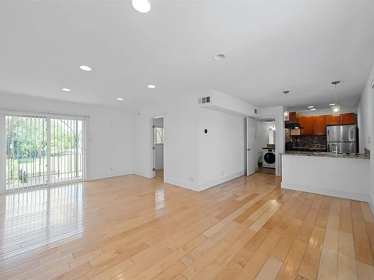 1313 E 52nd St #105 — Photo 4