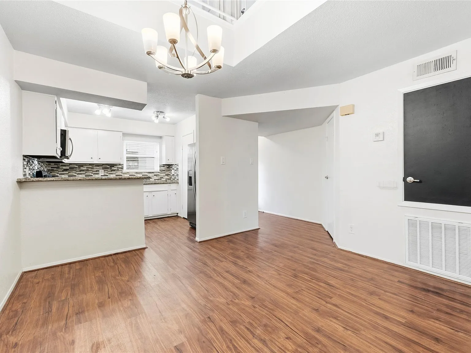2 bed, 2.5 bath, 1331 sqft, $1,650 — Photo 4