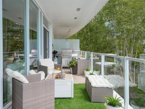 68 Songhees Rd #216, Victoria, BC V9A 0A3