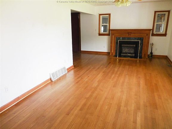 5th image of 211 Lone Oak Dr