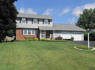 8 Fairway Ln, Schenectady, NY 12304