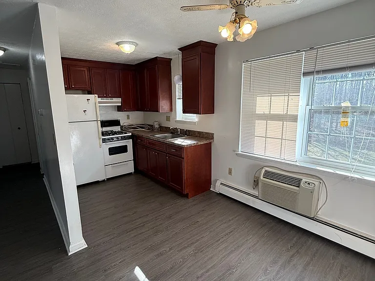 1081 Blue Hills Ave — Photo 3