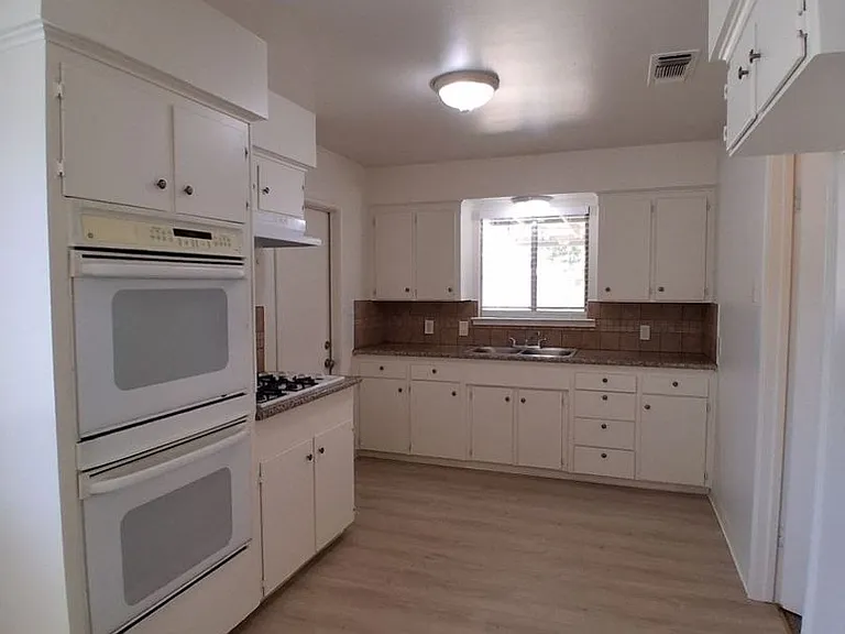 1419 N Winery Ave — Photo 10