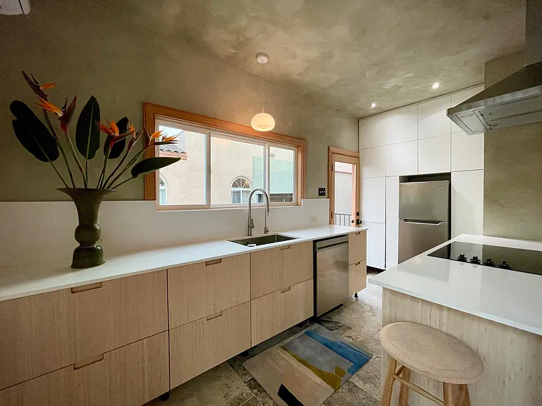 1559 N Commonwealth Ave — Photo 11