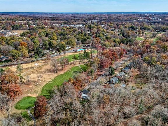 5th image of 915 Country Club Dr